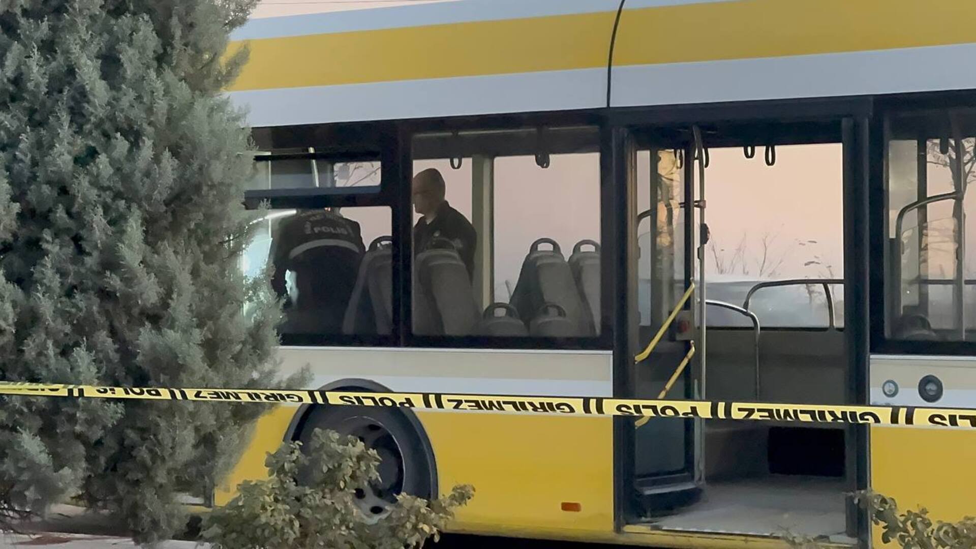 Belediye otobüsünde 'yan bakma' cinayeti! Karısının gözü önünde öldürüldü! | Son dakika haberleri