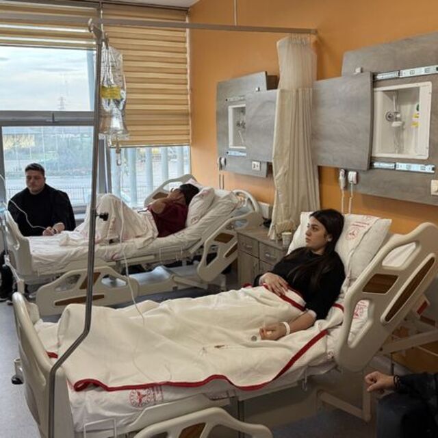 4 genç midyeden zehirlendi