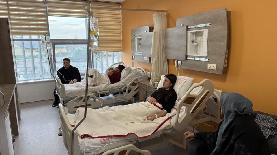 4 genç midyeden zehirlendi