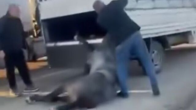Atı asfaltta sürükledi!