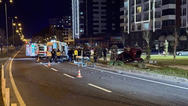 Kavşakta iki otomobil çarpıştı: 4 yaralı