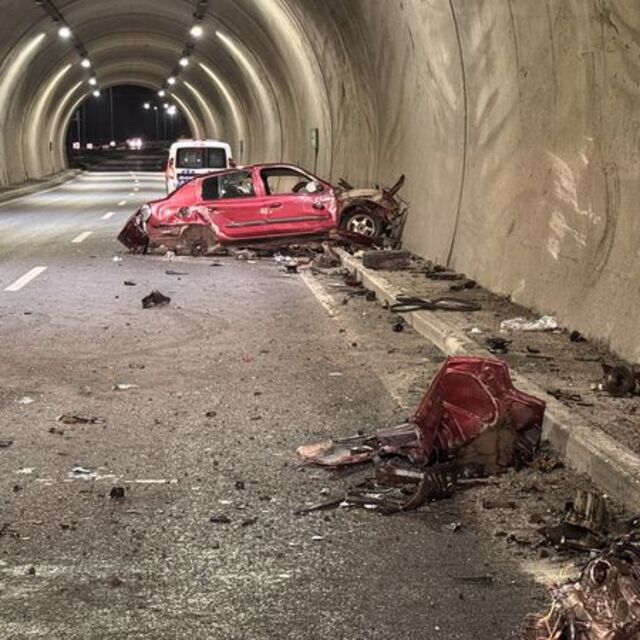 Otomobil tünel duvarına çarptı: 2 yaralı