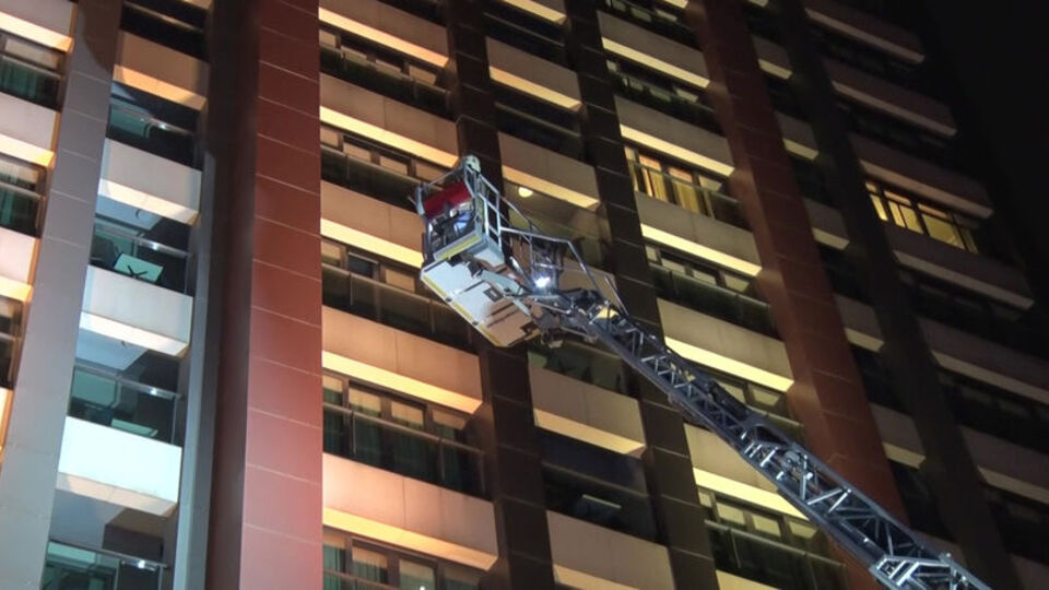 Sultangazi'de otel yangını: 4 kişi dumandan etkilendi