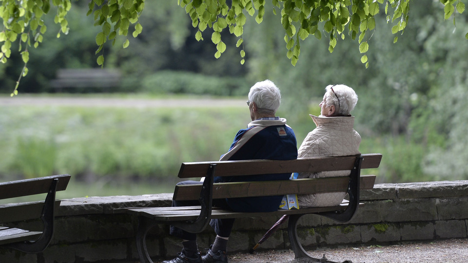 Almanya'da emeklilik reformu iktidar partisini böldü