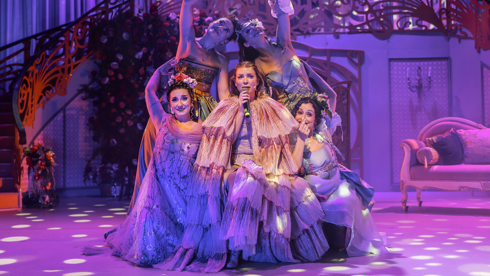 Gurur ve Önyargı* (*gibi bir şey) AKM'de