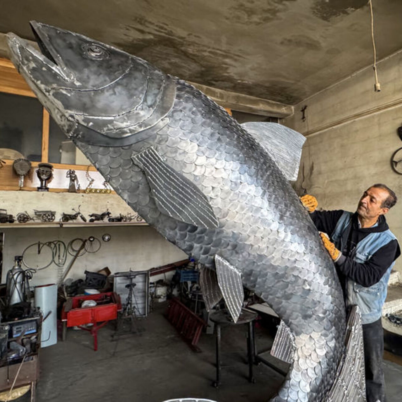 350 kilogramlık hurda demirden yaptı