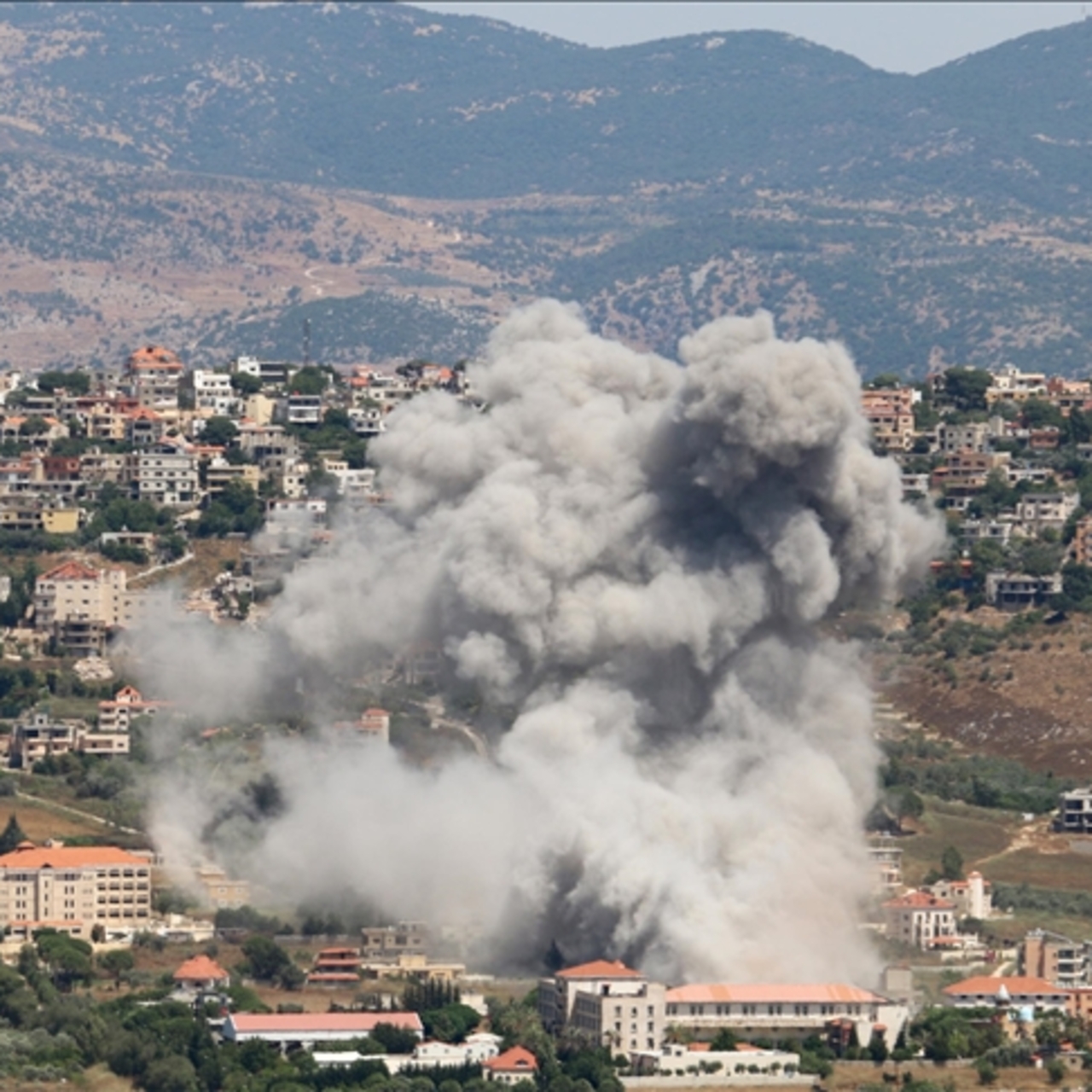 İsrail, Lübnan'ın güneyinde Hizbullah hedeflerini vuruyor