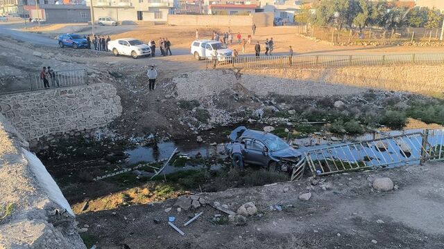 Otomobil köprüden kanala düştü: 1 ölü, 2 yaralı
