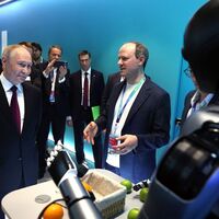 Putin, Rus robot ile tanıştı
