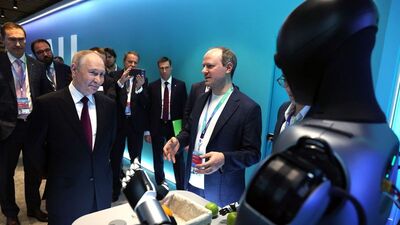 Putin, Rus robot ile tanıştı