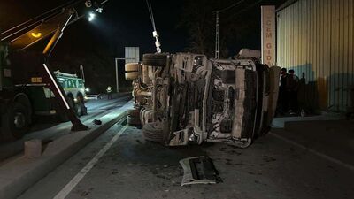 Mıcır yüklü hafriyat kamyonu devrildi