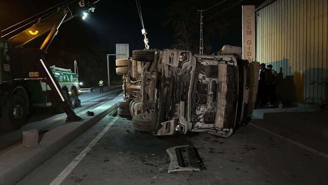 Mıcır yüklü hafriyat kamyonu devrildi