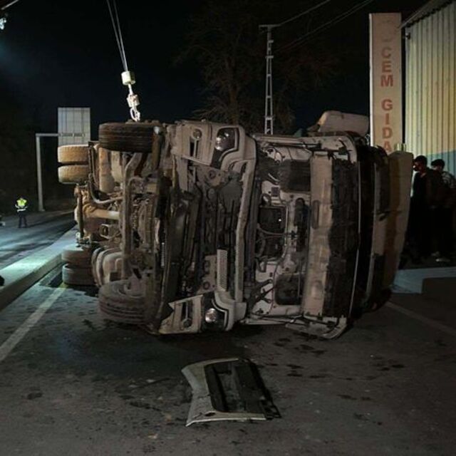 Mıcır yüklü hafriyat kamyonu devrildi