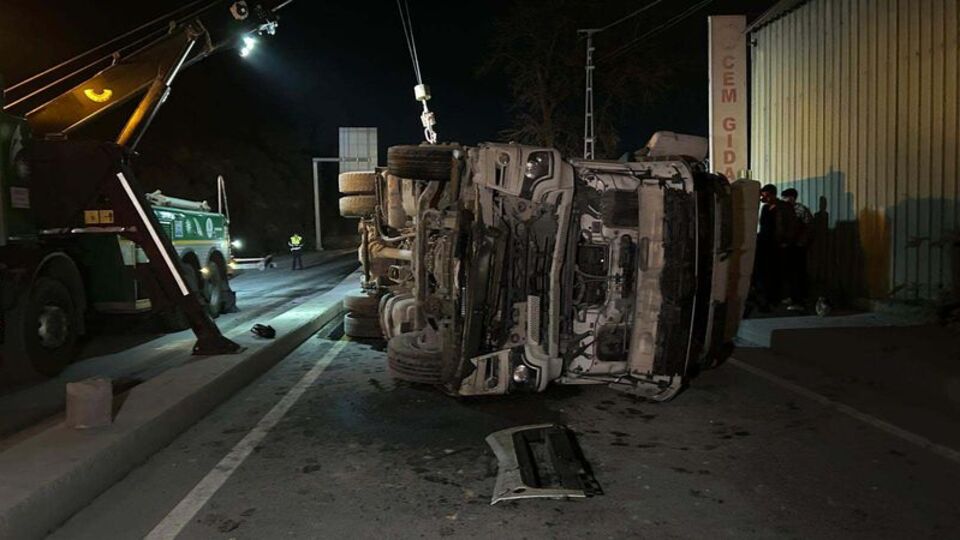 Mıcır yüklü hafriyat kamyonu devrildi