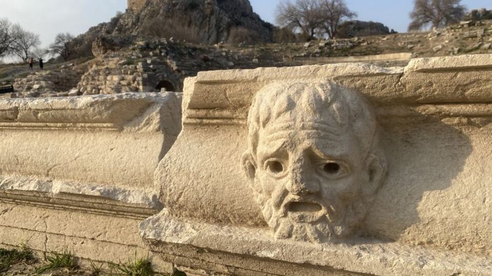 Kastabala'da 5 mask kabartması daha bulundu