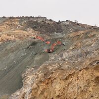 Ayağı kaydı, heyelanlı bölgeye düştü!