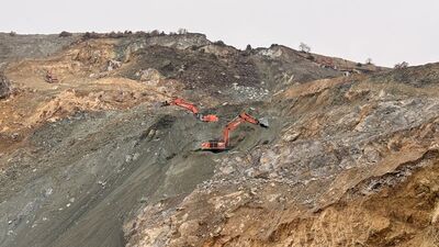 Ayağı kaydı, heyelanlı bölgeye düştü!