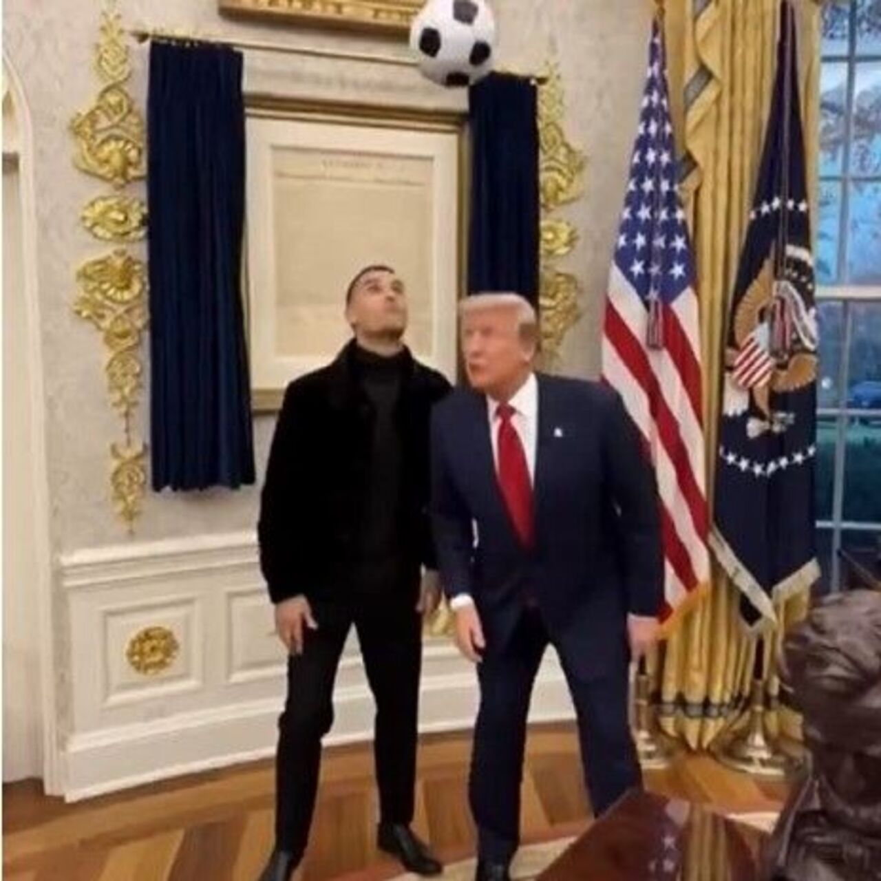 Trump'tan Ronaldo ile futbol paylaşımı