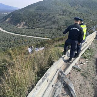 TIR uçurumdan yuvarlandı! 2 ölü