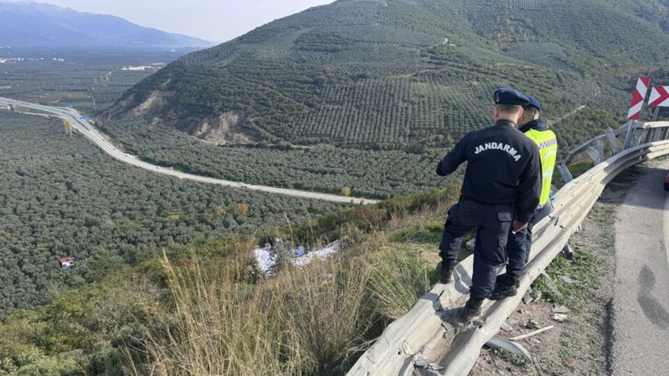 TIR uçurumdan yuvarlandı! 2 ölü