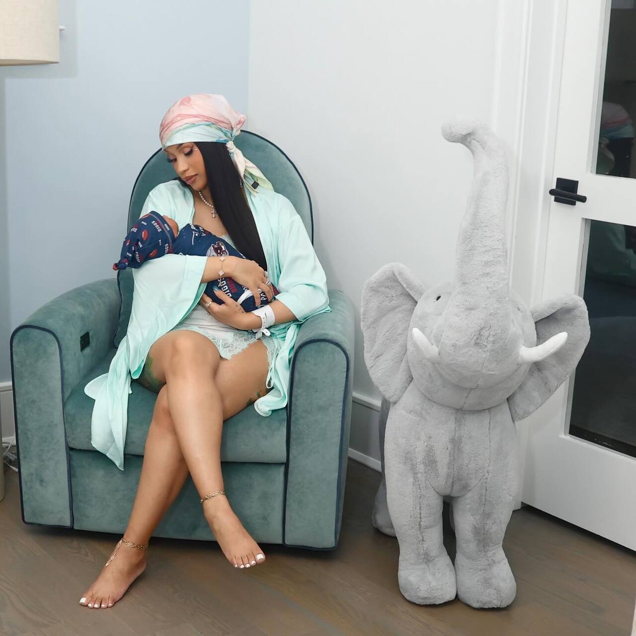 Bebeğinin yüzünü gösterdi