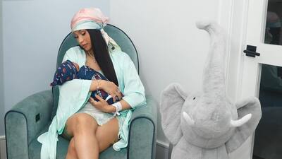 Bebeğinin yüzünü gösterdi