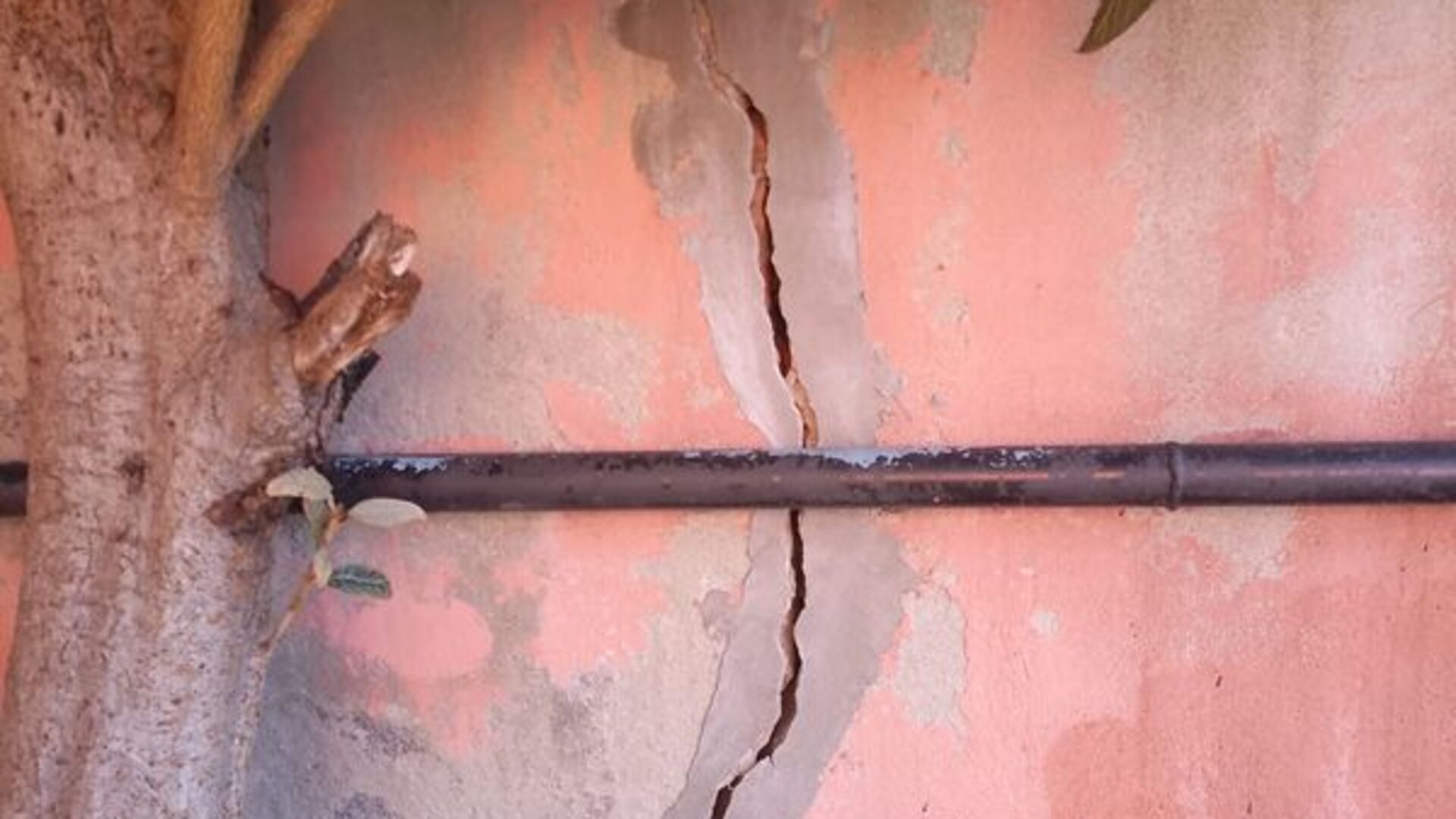 Beykoz'da duvarlarında çatlak oluşan 2 bina tahliye edildi | Son dakika haberleri