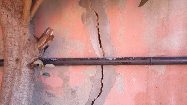2 binanın duvarlarında çatlak oluştu