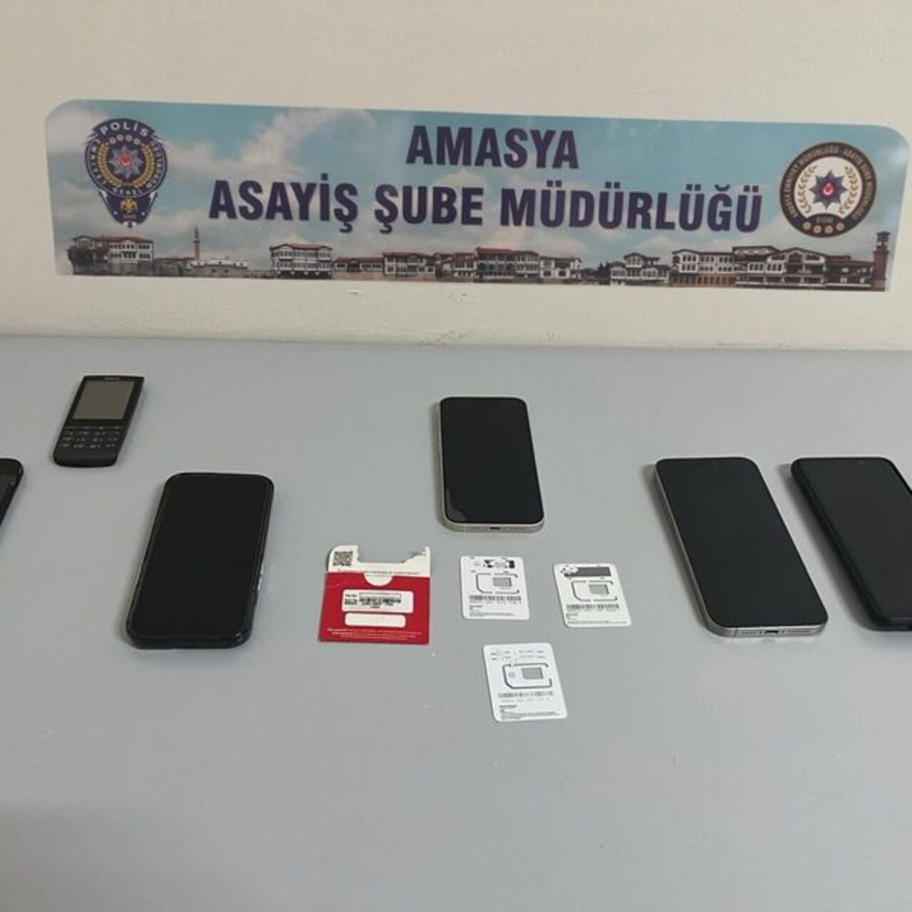 Kendilerini polis olarak tanıtıp dolandırıcılık yaptılar