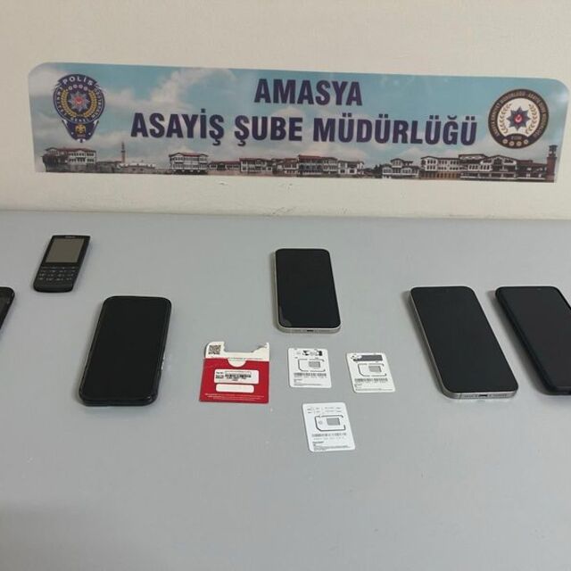 Kendilerini polis olarak tanıtıp dolandırıcılık yaptılar