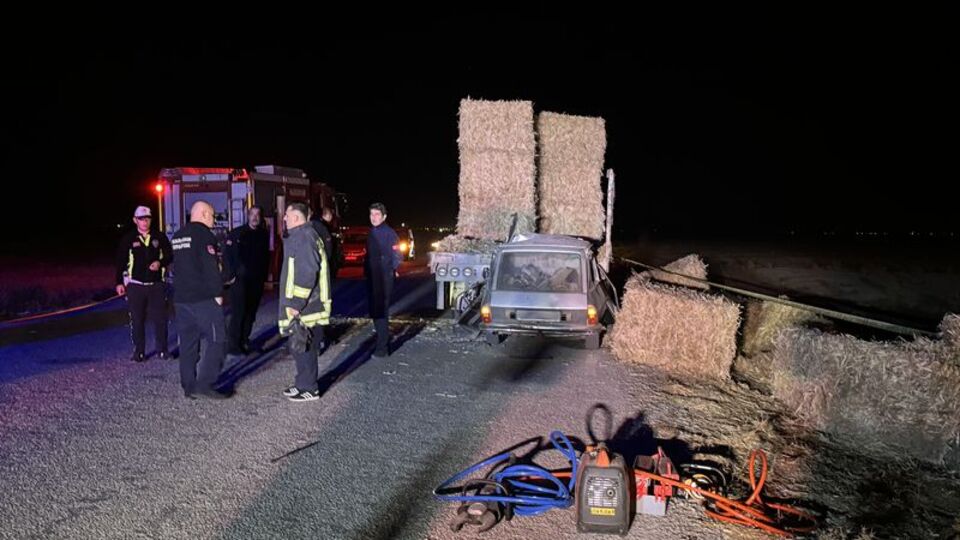 Park halindeki TIR'a arkadan çarptı: 2 ölü