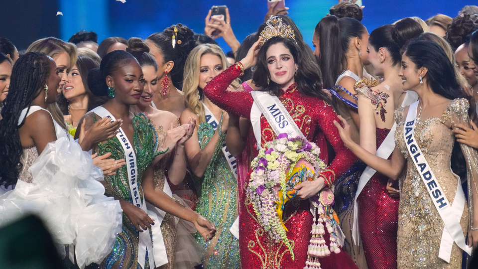 'Aptal' güzel kraliçe seçildi