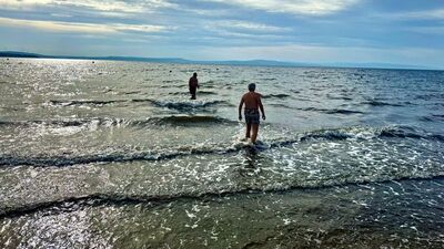 Kasım ayında o sahilde denize girdiler!