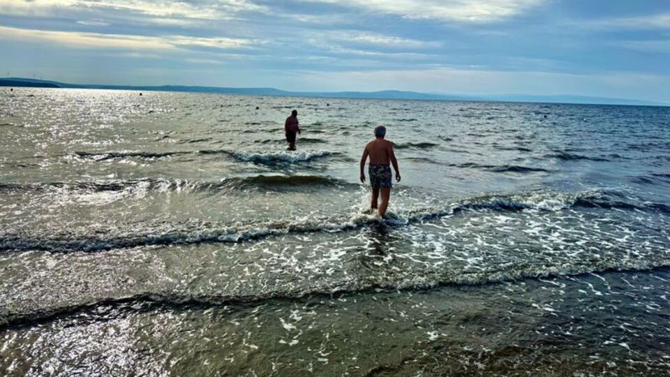 Kasım ayında o sahilde denize girdiler!