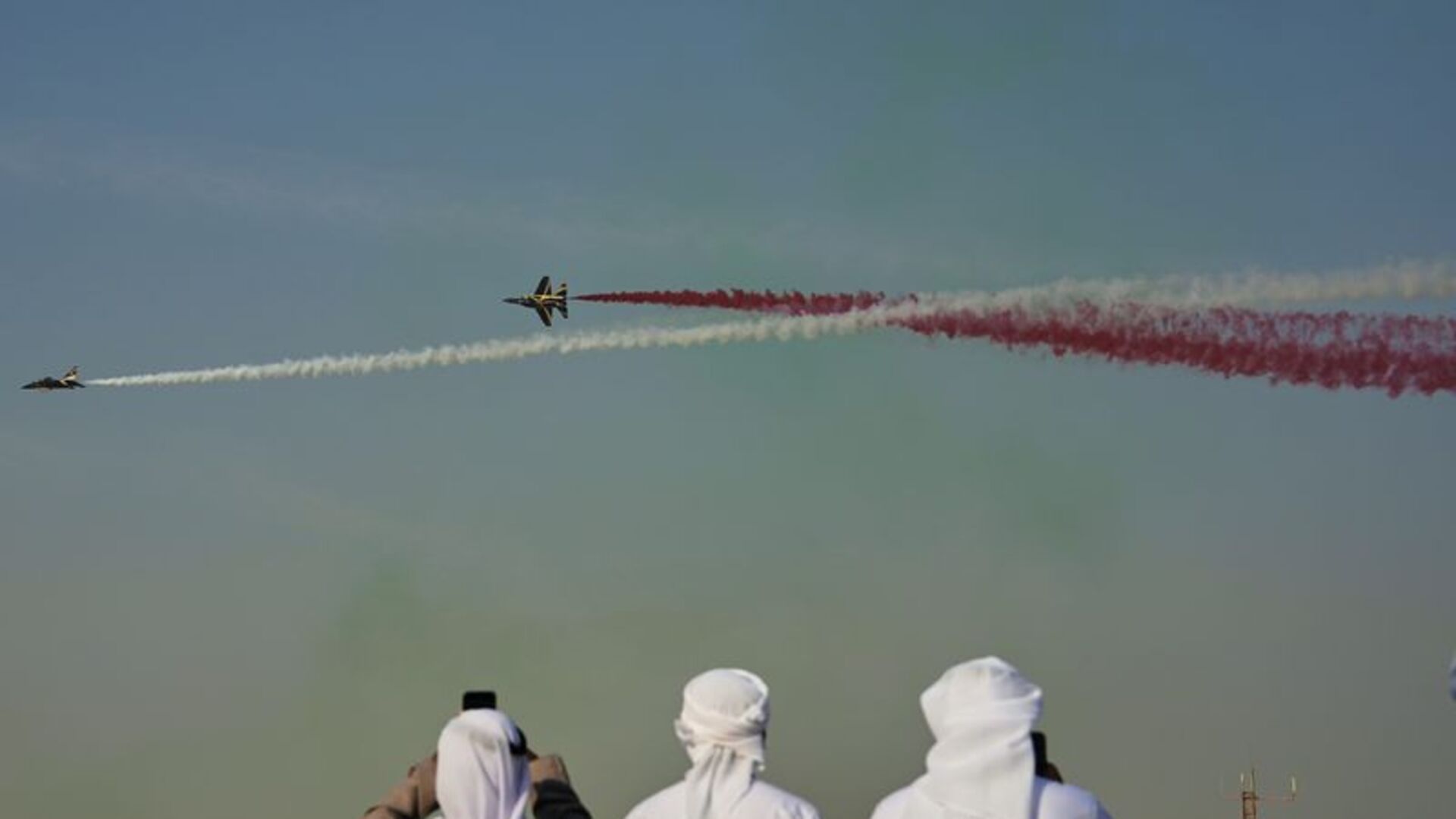 Hindistan'a ait savaş uçağı Dubai Airshow gösterisi sırasında düştü | Dış Haberler