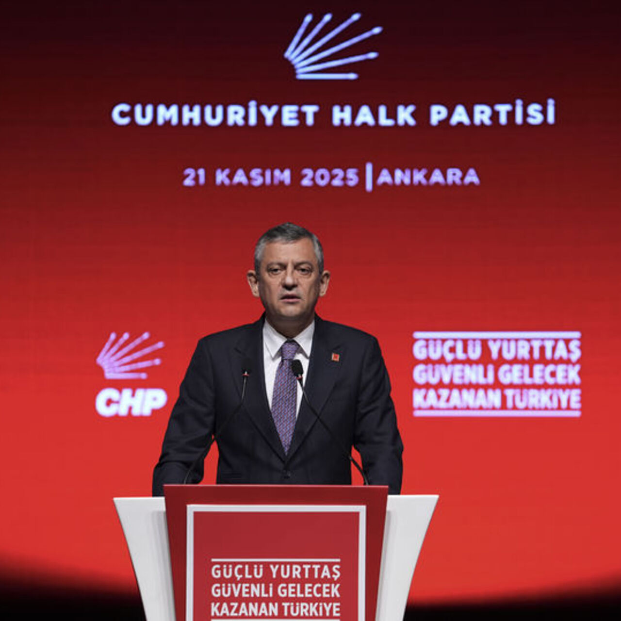 Özgür Özel 'parti programı taslağını' açıkladı