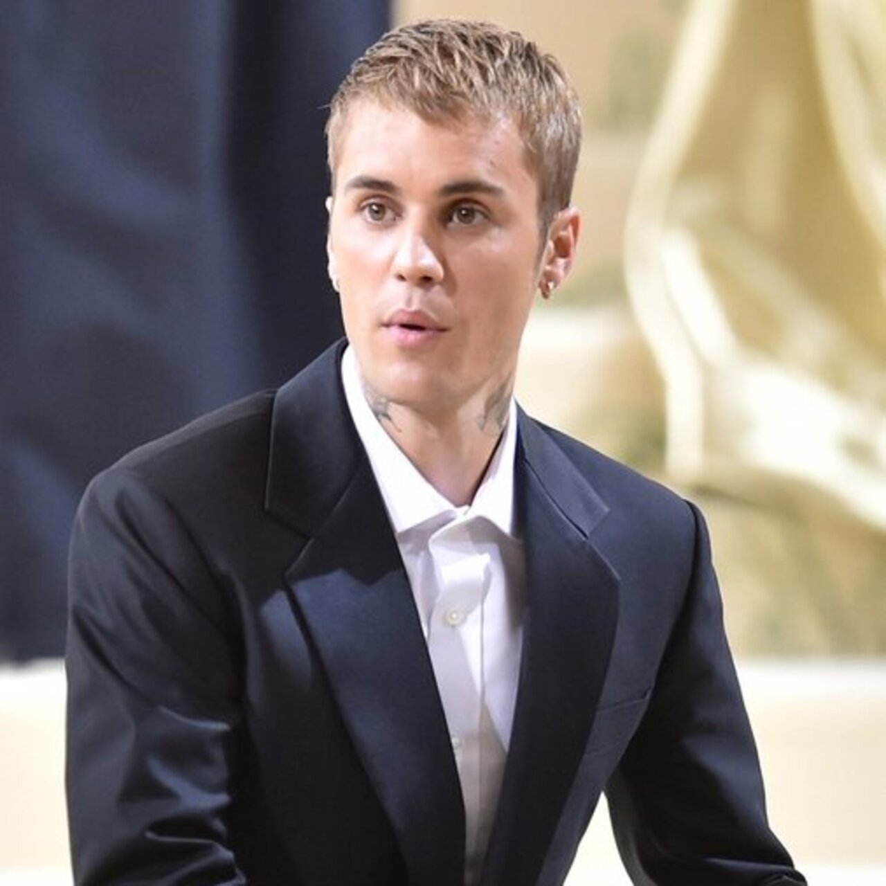 Aracı bozulan gence yardım etti