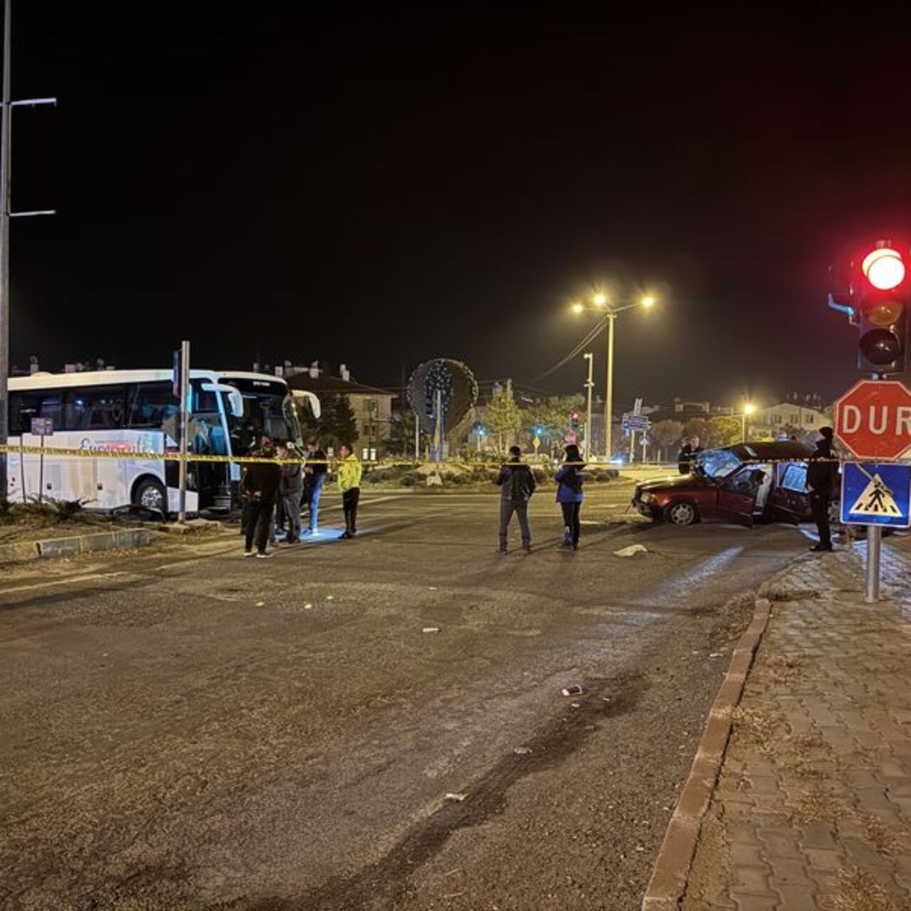 Tur otobüsü ile otomobil çarpıştı: 2 ölü, 3 yaralı