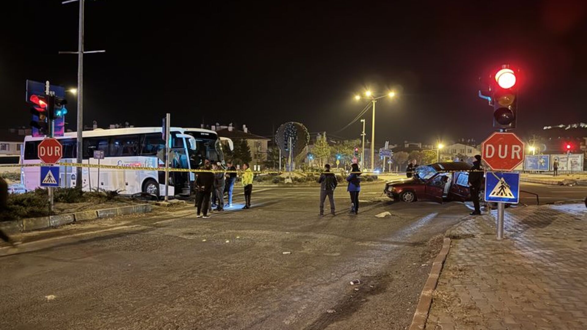 Nevşehir'de tur otobüsü ile çarpışan otomobilde 2 kişi öldü, 3 kişi yaralandı