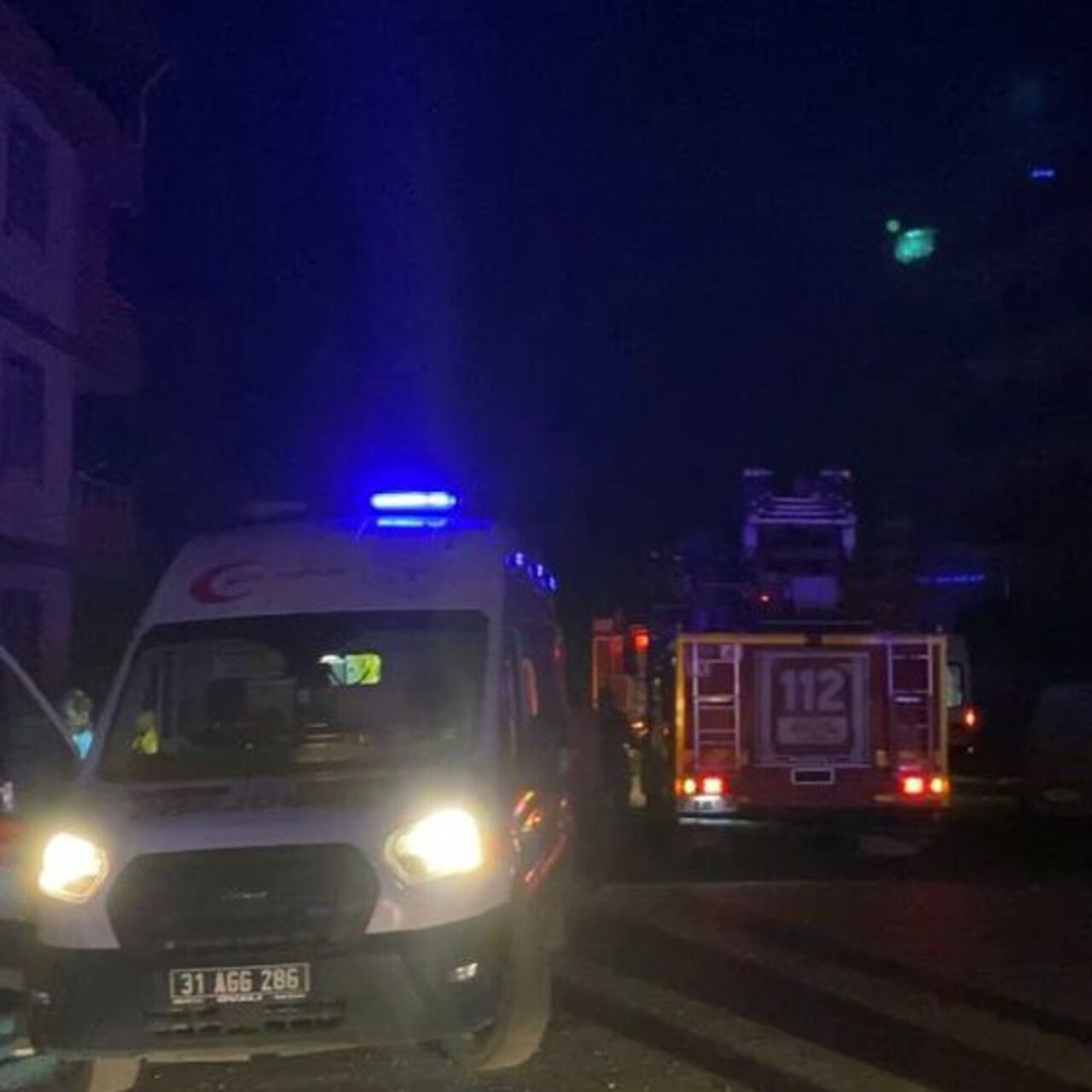 Binadaki yangında 2 kişi öldü, 14 kişi dumandan etkilendi