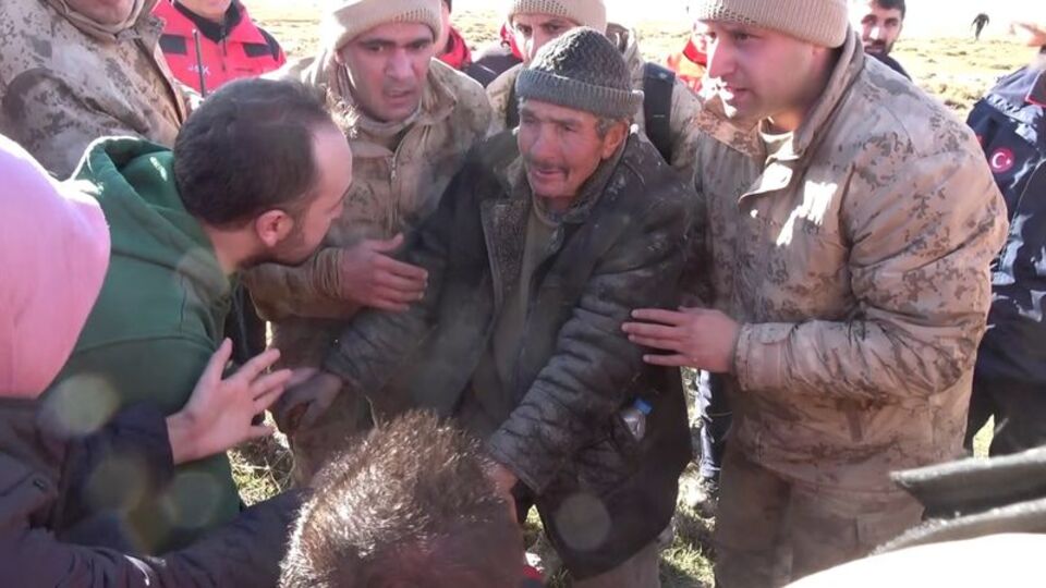 Hava buz kesmişti... Koyunlara sarılarak hayatta kaldı!