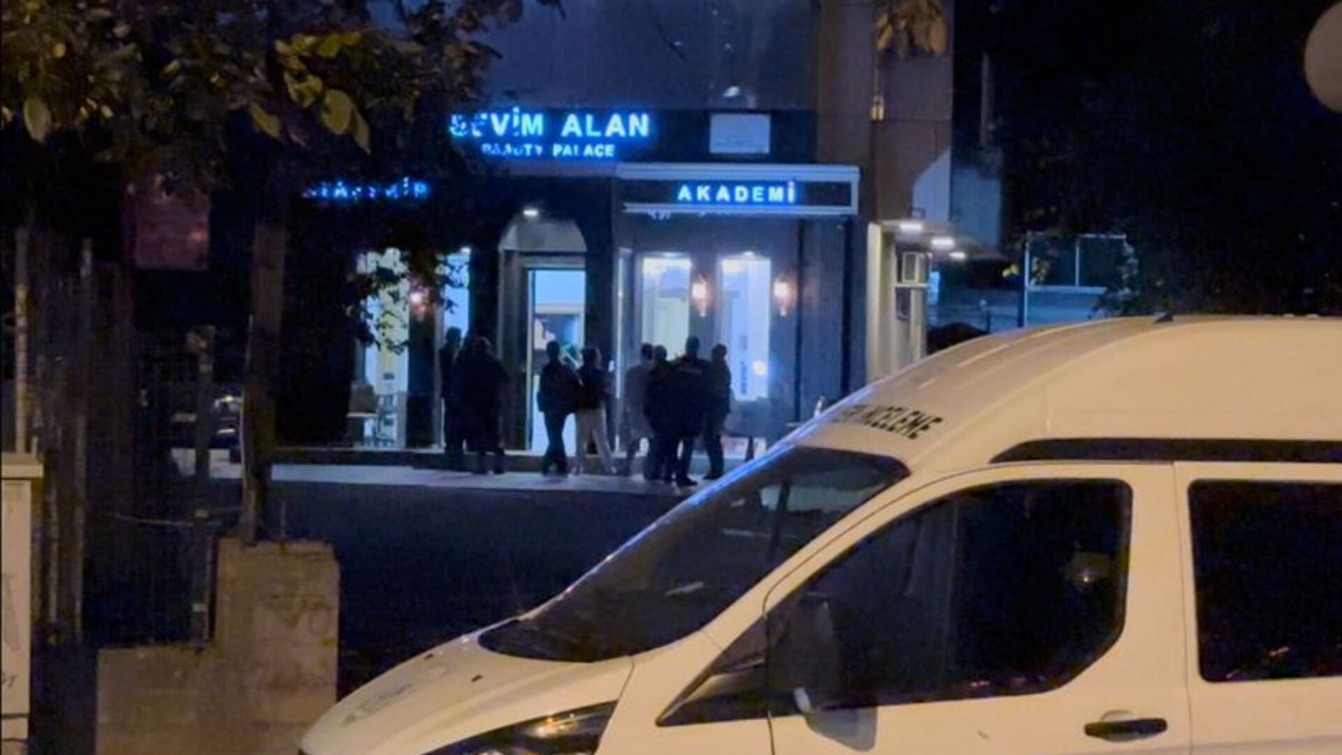 İstanbul Ataşehir'de Güzellik Merkezine Silahlı Saldırı: 4 Kurşun İsabet Etti