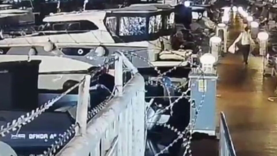 Ayakları teknenin pervanesine takıldı! Marinada dehşet!