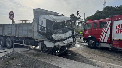 Arnavutköy'de 2 kamyon kafa kafaya çarpıştı