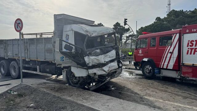Arnavutköy'de 2 kamyon kafa kafaya çarpıştı