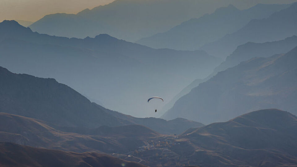 Hakkari semaları yamaç paraşütüyle renkleniyor