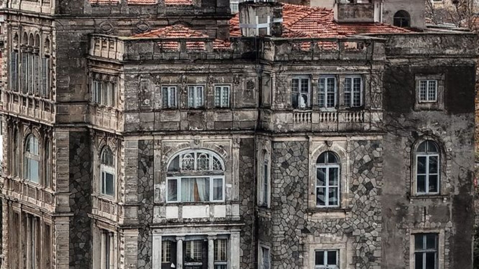 İstanbul Boğazı’nın en ihtişamlı binalarından Zeki Paşa Yalısı yeni sahibini bekliyor