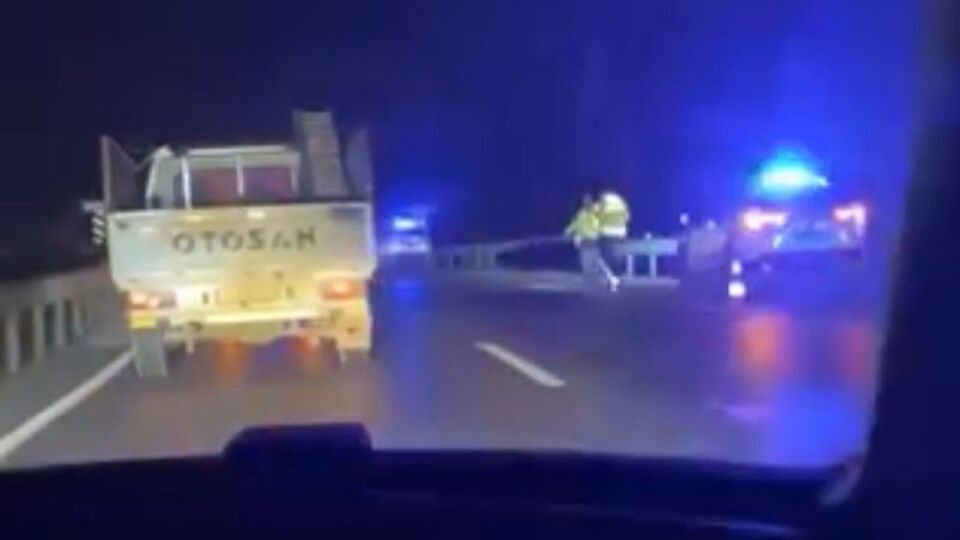 Köprüde çarpışan otomobiller bahçeye uçtu: 1 ölü, 4 yaralı