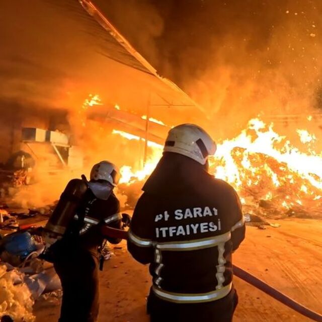 Geri dönüşüm tesisi alevlere teslim