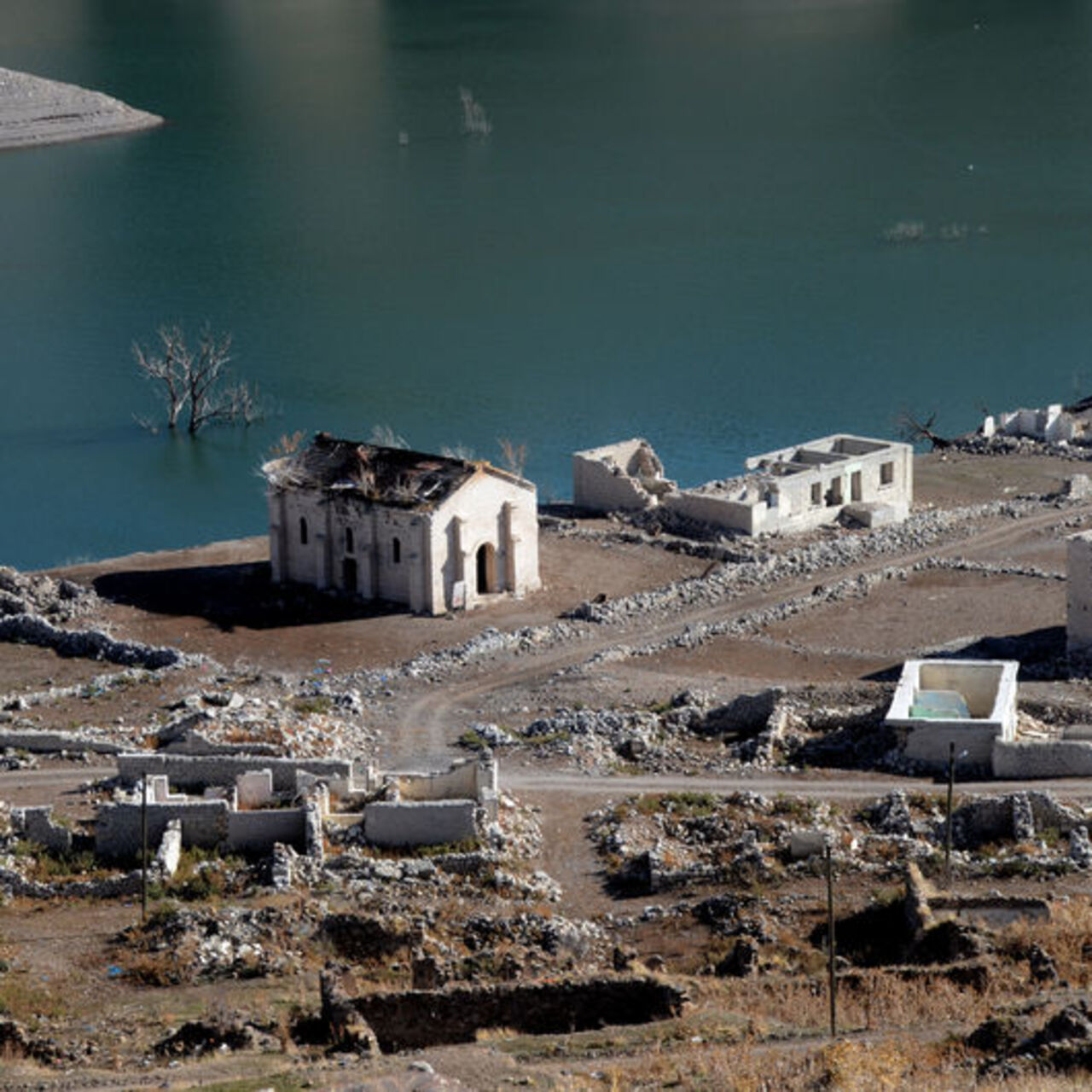 Baraj çekildi, köy gün yüzüne çıktı